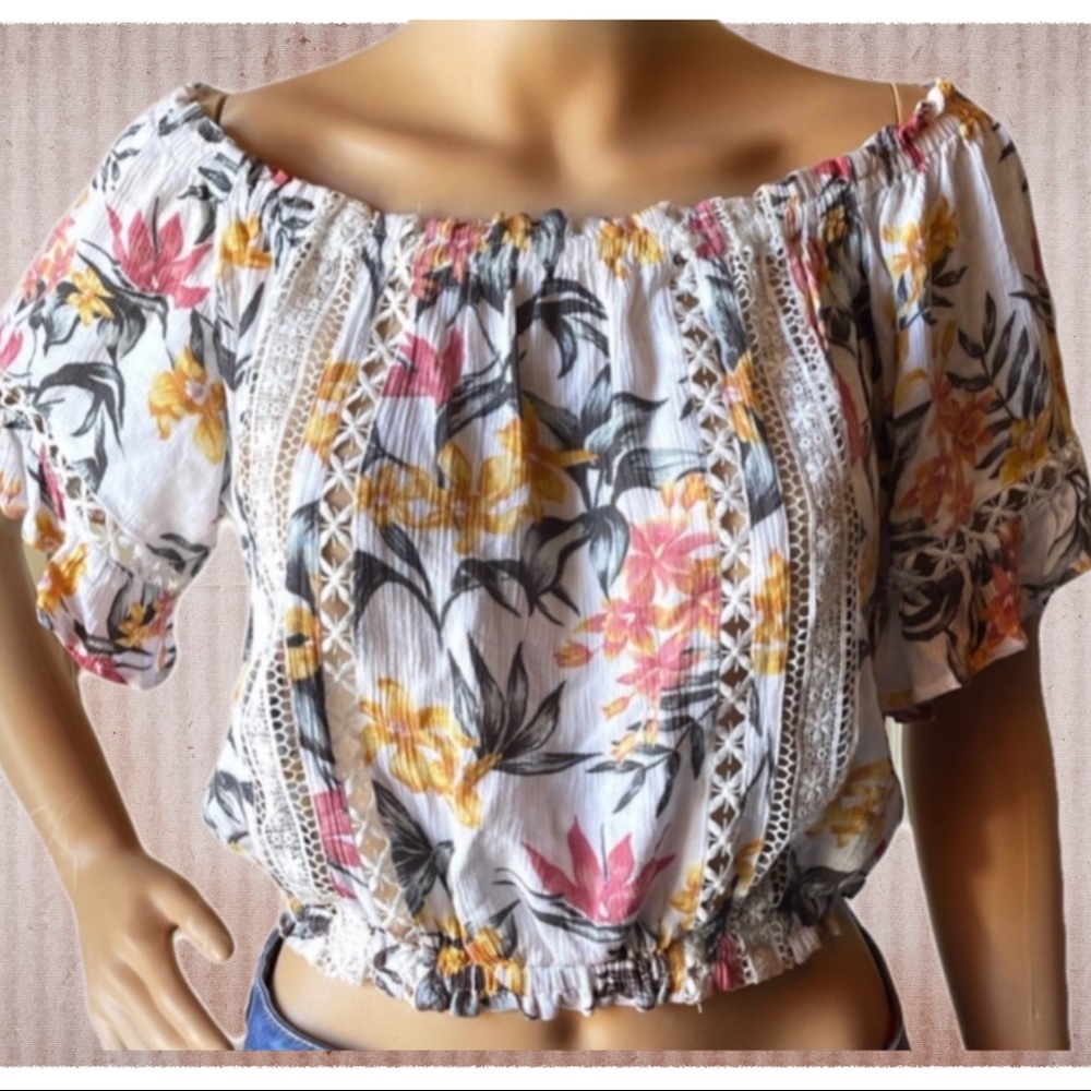 H&M Divided Cropped Floral Blouse with lace accent